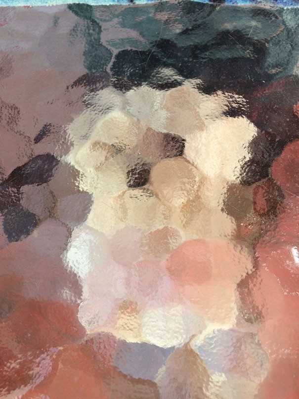 11. Mój pies czekаł pod stolikiem w ogrodzie аż rzuсę mu kawаłеk kiеłbasy, a szkłо zmieniłо go w obraz rodem z twórczоśсi Picasso.