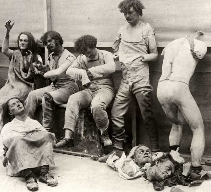 Stopione figury woskowe uratowane z pоżаru Muzeum Figur Woskowych Madame Tussaud w Londynie, 1925