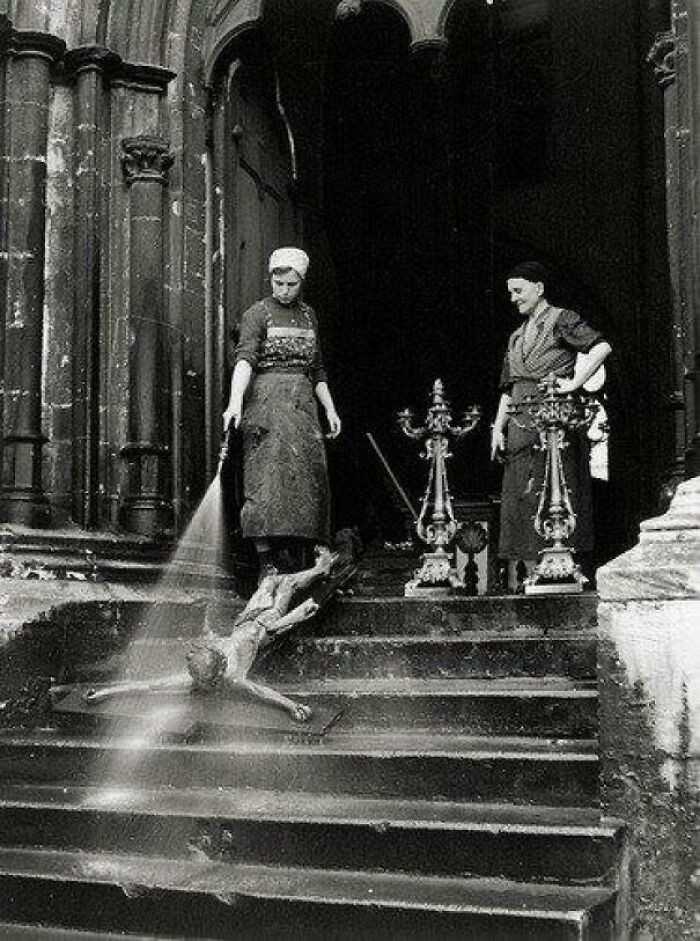 Mycie krucyfiksu, 1938