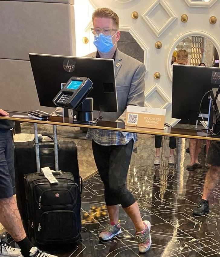 Odbicie w lustrze w recepcji hotelu