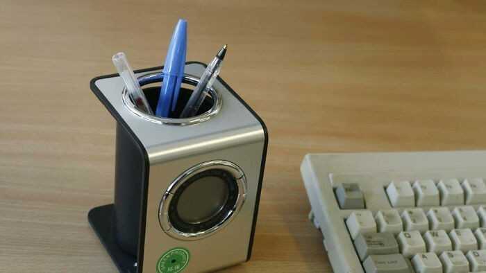 11. Kamera wbudowana w stojak na długopisy