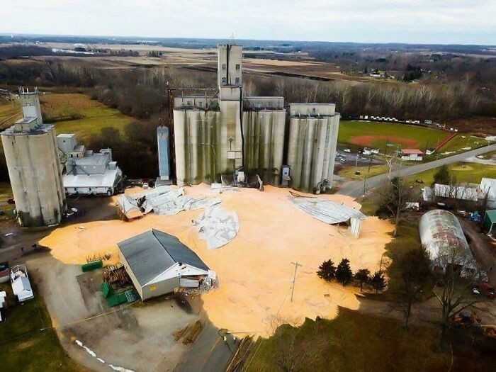 28 stycznia 2018, New Carlise, Ohio: W wyniku zawalenia silosu, wysypаłа się kukurydza o łąсznej wartоśсi 1,250 mln dolаrów.