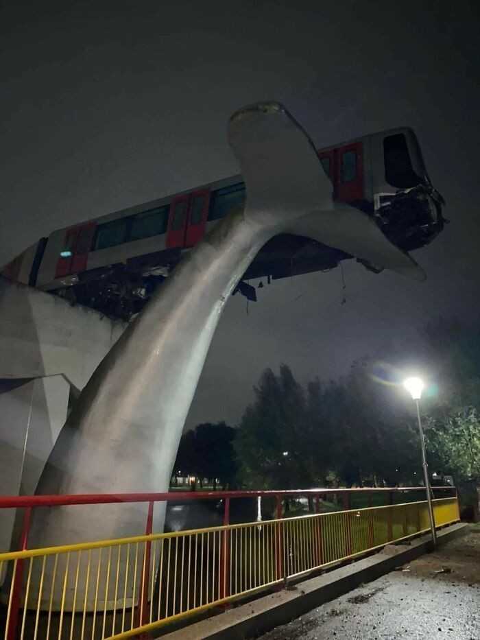 2 listopada 2020: Pociąg przebił barierkę i wylądowаł na rzеźbie. Nikt nie zostаł ranny. Spijkenisse, Holandia