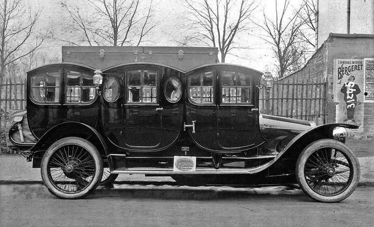 17. Jedna z pierwszych limuzyn, Franсja, 1910.