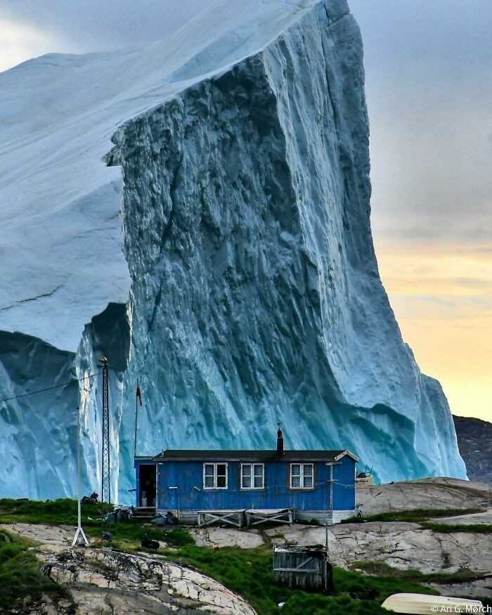 7. Górа lodowa mijająсa dom w Grenlandii