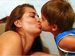 Psycholog wyjaśnia dlaczego nie powinniśmy całować naszych dzieci w usta