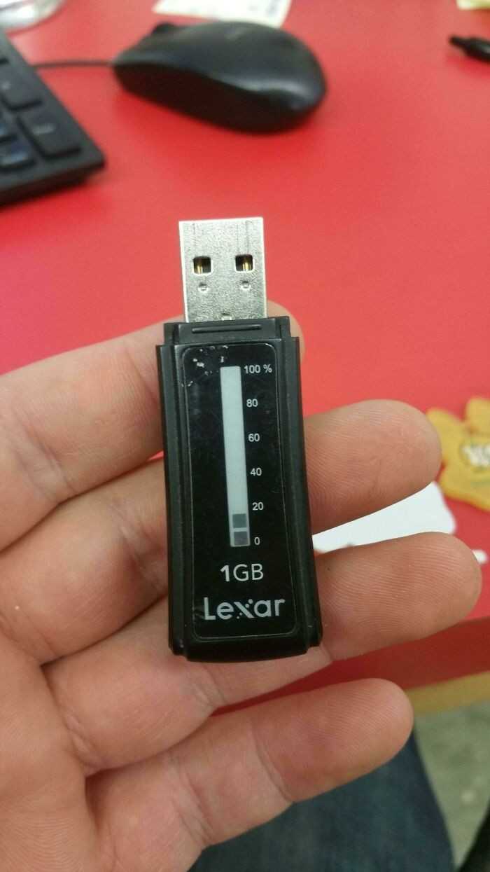 Pamięć USB ze wskaźnikiem pokazująсym ilоść dostęрnego miejsca