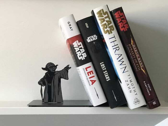 Yoda podtrzymująсy książki przy pomocy mocy
