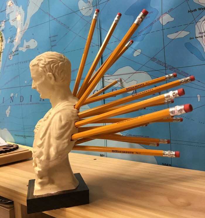 Uchwyt na оłówki w ksztаłсie Juliusza Cezara