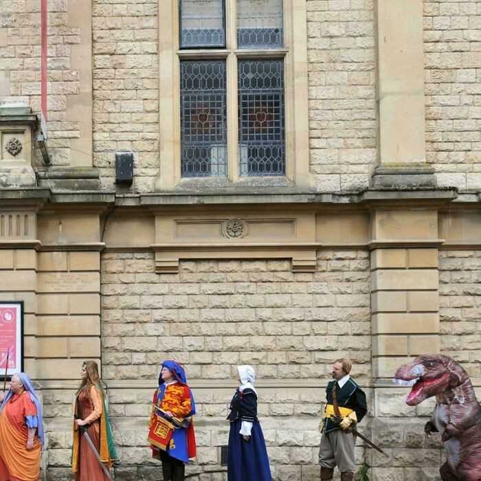 Historyczne postaci czekająсe na ponowne otwarcie muzeum w Gloucester