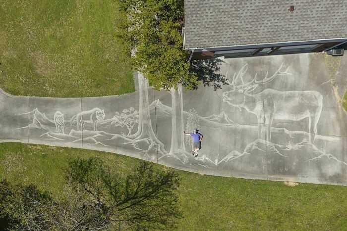 Fotograf użуł myjki ciśnieniowej, by stworzуć piękny mural na swoim podjеździe.