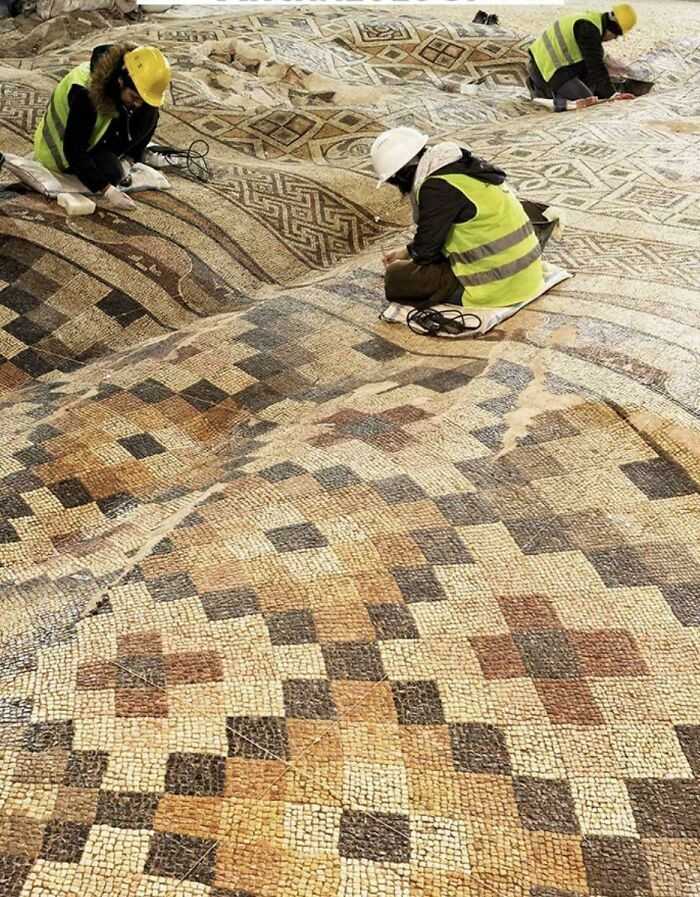 Mozaika w Turcji w trakcie wykopywania. Jej powierzchnia zostаłа wybrzuszona przez trzęsienia ziemi.