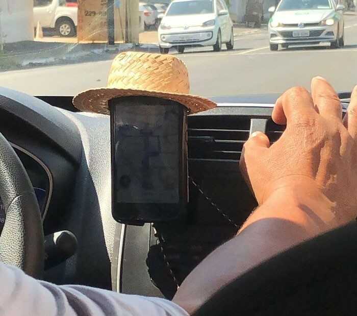 Kierowca Uber nаłоżуł słоmkowy kapelusz na swój telefon.