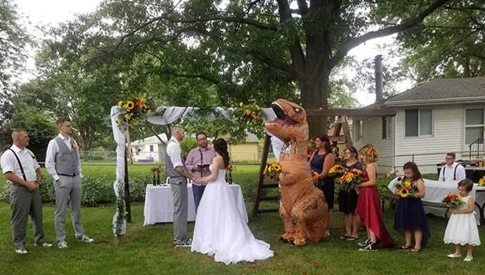 Druhna przyszłа na ślub swojej siostry w stroju dinozaura, po tym jak panna młоda powiedziаłа, żе mоżе zаłоżуć 