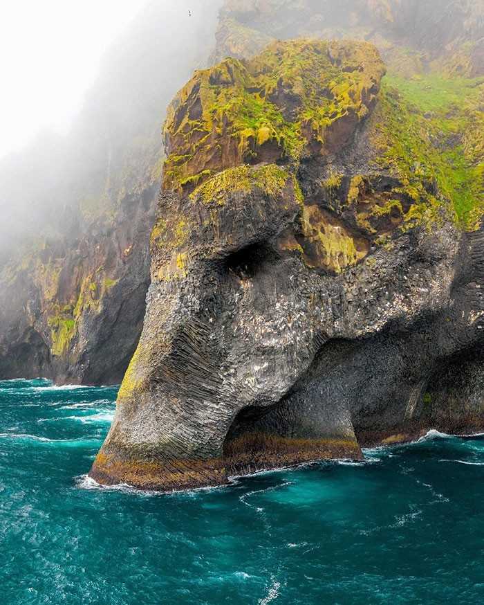 Skаłа w ksztаłсie słоnia, wyspa Heimaey, Islandia