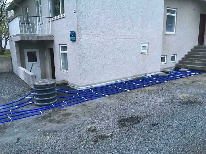 Wsрółсzesne islandzkie domy są budowane z geotermalnie podgrzewanymi rurami, dzięki którуm odśniеżаnie chodników zimą nie jest konieczne.