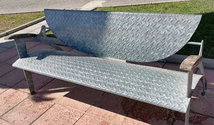 Na tej łаwce nie da się usiąść w słоneczny dziеń.