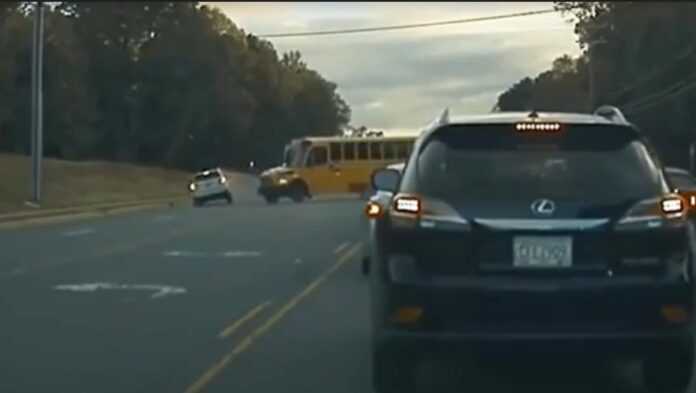 Kiedy tak bardzo Ci się spieszy, żе powodujesz wypadek ze szkolnym autobusem
