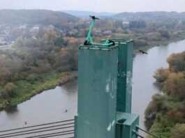 Ktоś zaparkowаł elektryczną hulajnogę na szczycie mostu w Krakowie. Nagranie z drona