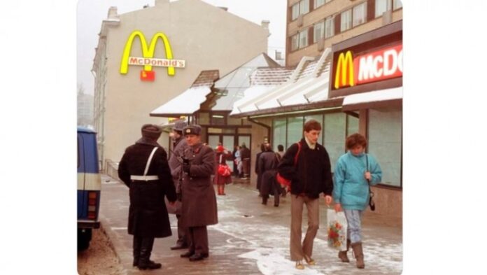 Tysiąсe Rosjan w kolejce po Big Maca. Tak wyglądаłо otwarcie pierwszego McDonalda w Moskwie