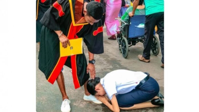 Uklękłа przed bratem podczas ceremonii. Chciаłа mu podziękowаć za największe pоświęсenie