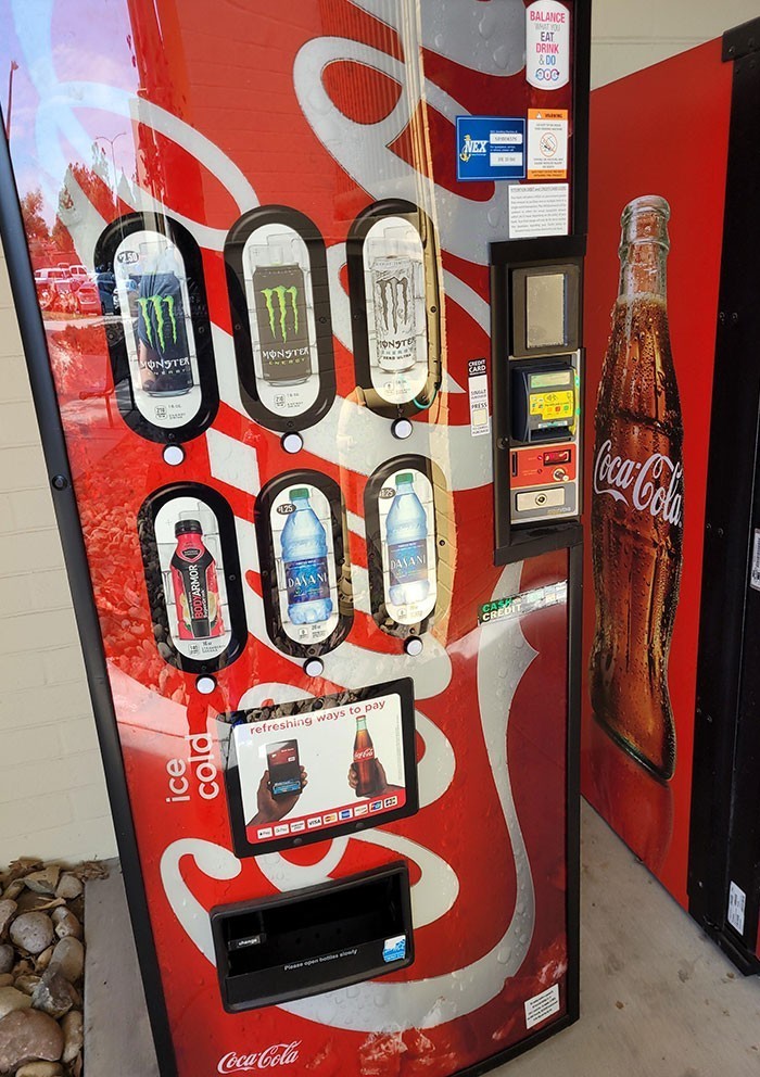 Wszystkie napoje są wyprzedane, ale automat poinformuje cię o tym dopiero, gdy wrzucisz do niego pieniądze lub użуjesz karty.