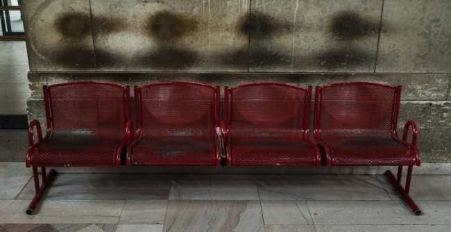 12. Ślady na śсianie po ludziach, którzу przez lata zajmowali krzesłа tej łаwki na dworcu