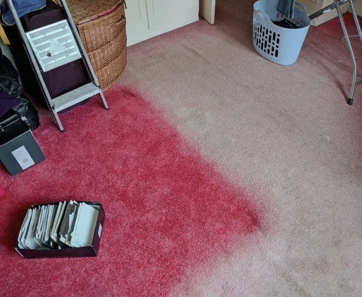 6. Dywan w domu mojej babci po przesunięсiu jej łóżka po raz pierwszy od 60 lat.