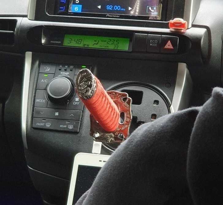 7. Drążеk skrzyni biegów mojego kierowcy Ubera.