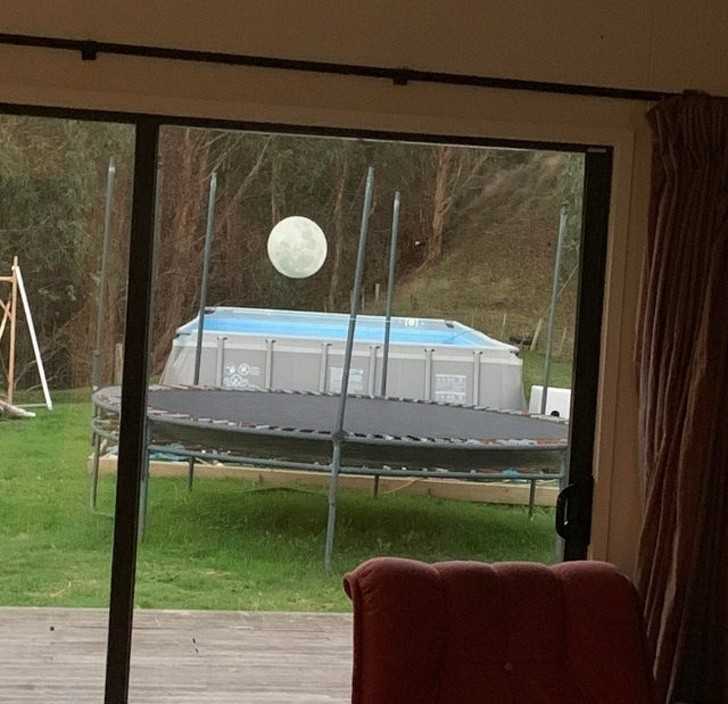 9. Odbicie mojego telewizora sprawia wrаżеnie jakby nad basenem unosił się księżуc.