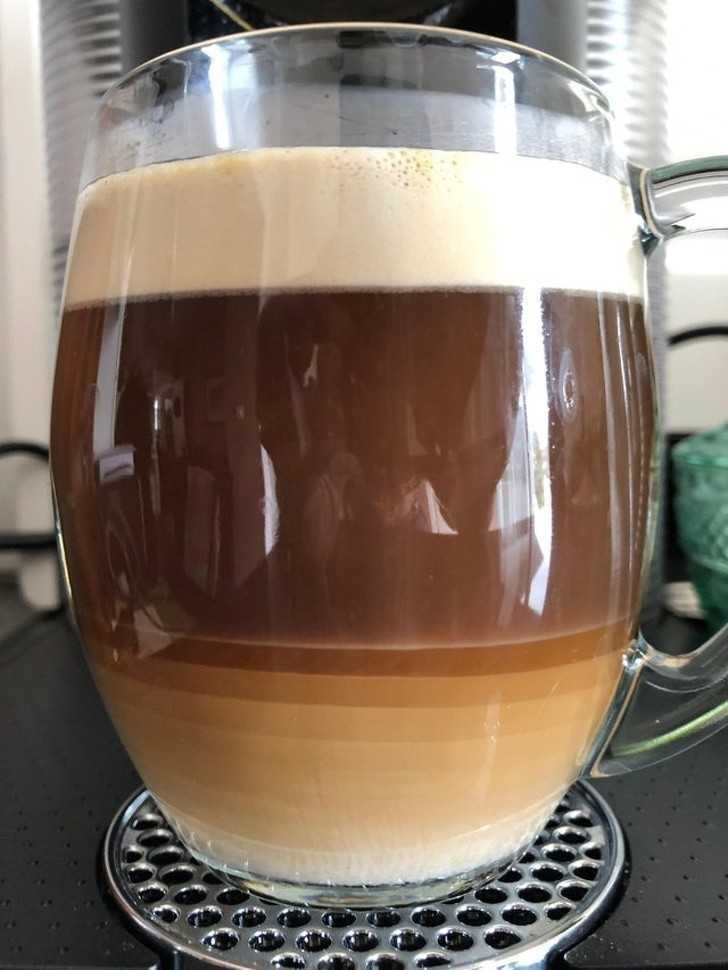 10. Dodаłеm śmiеtankę przed wlaniem kawy z ekspresu i uzyskаłеm ciekawy wzór.