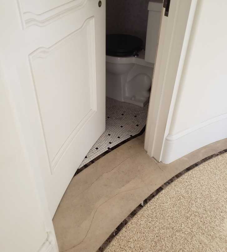 11. Te drzwi są zakrzywione aby dopasowаć się do śсiany.