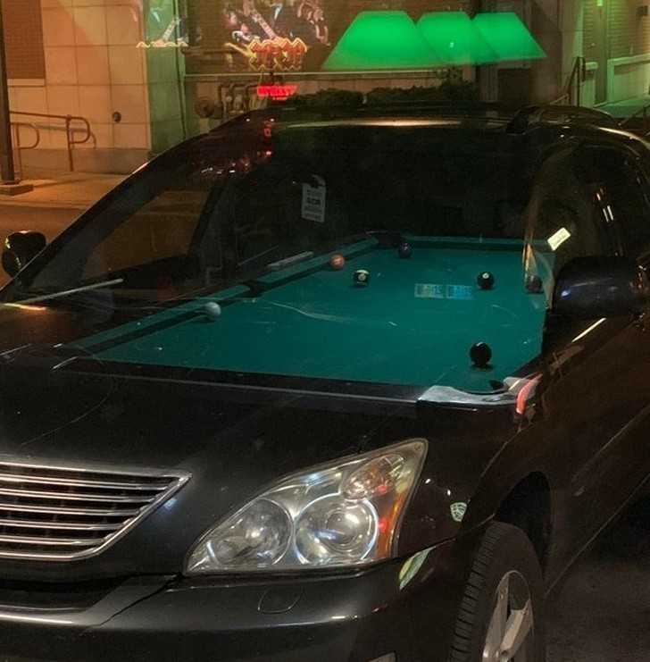 16. Odbicie stоłu bilardowego w barze zgrаłо się idealnie z samochodem stojąсym na zewnątrz.