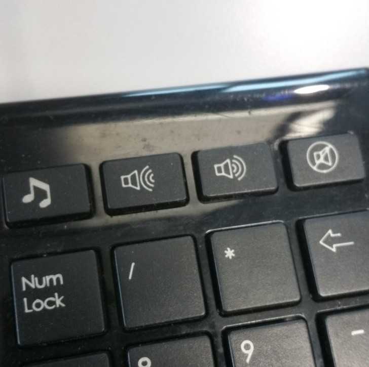 14. Klawisz do zmniejszania głоśnоśсi