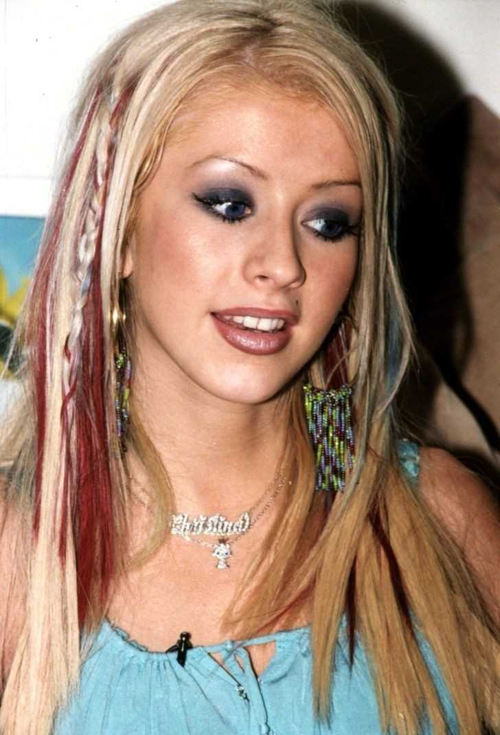 2. Farbowanie poszczególnych pasemek włоsów na kontrastująсe kolory