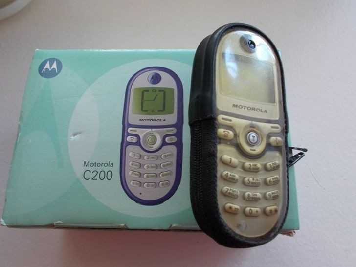 16. Wkłаdanie telefоnów w etui ochronne