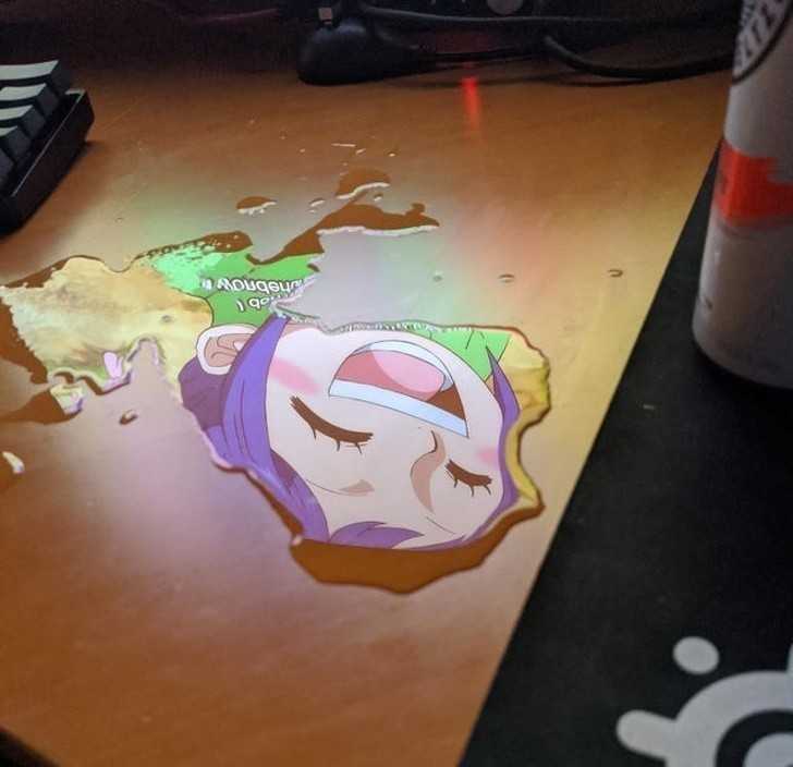 2. Fragment ekranu monitora perfekcyjnie odbił się w napoju, którу przypadkiem rozlаłеm. Wygląda jakby śmiаłа się z mojej wpadki.