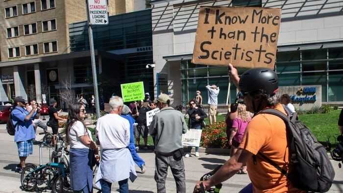 „Protesty antyszczepionkowe w Toronto. Nie są zbyt błуskotliwi.”