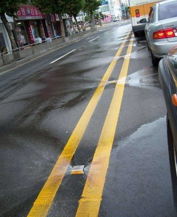 2. Zraszacze utrzymują jezdnię w czystоśсi.