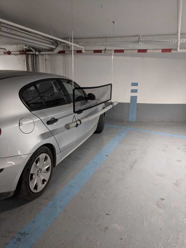 17. Te miękkie barierki między miejscami parkingowymi chronią auta przed porysowaniem.