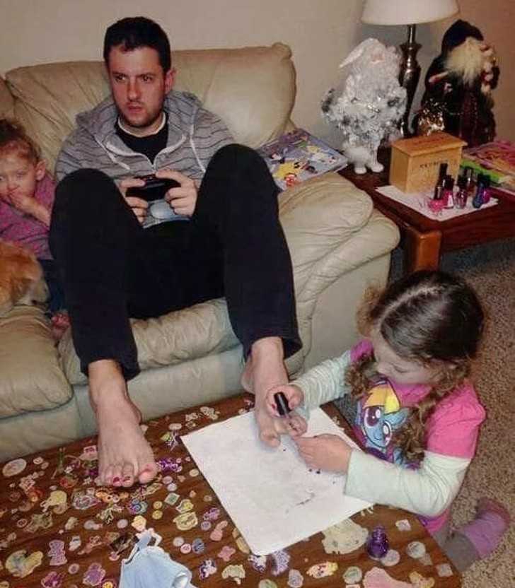 14. Kiedy dziecko chce sрędzić czas z mamą, ale to akurat niemоżliwe: