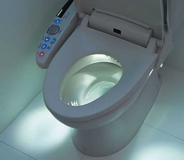 11. Tyle świаtеł i elektroniki w zwyczajnej toalecie