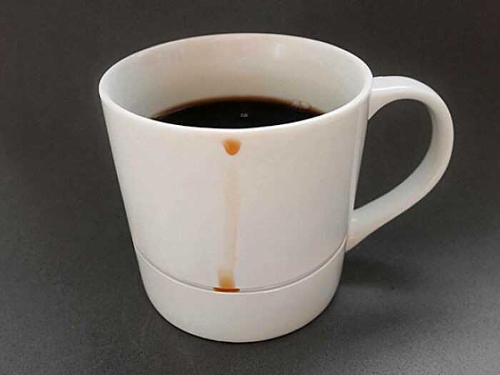 Kubek, którу powstrzymuje kawę przed sрłуnięсiem po śсiance 
