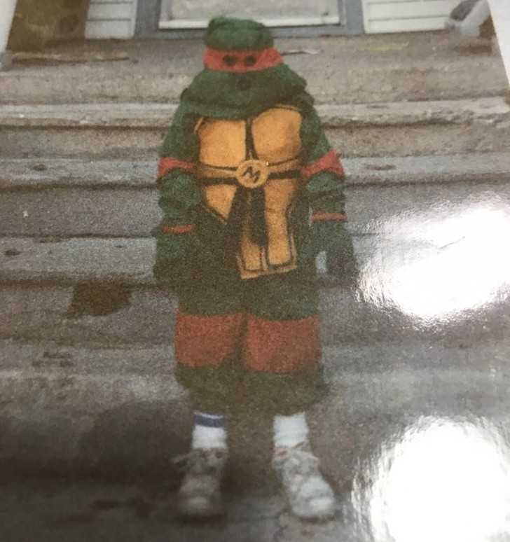 2. Mój tata przeglądаł stare fotografie i znalazł to zdjęсie pokazująсe mnie jako Michelangela podczas Halloween. Mama uszуłа mi ten kostium od podstaw