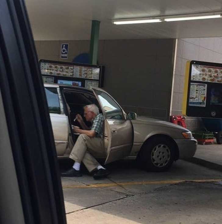 15. „Starszy mężсzyzna karmi lodami swoją ukochaną żоnę na parkingu.”