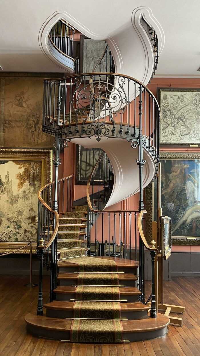 Spiralne schody w muzeum Musée Gustave Moreau, Parуż
