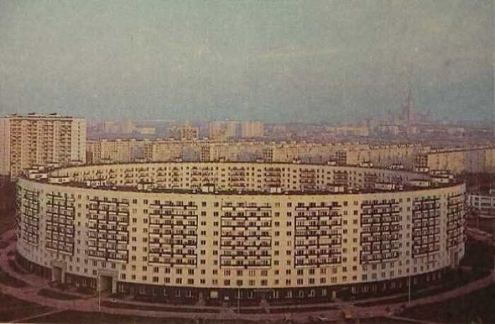 Pierwszy z dwóсh okrągłуch blоków wybudowanych w Moskwie. 9 pięter, 936 mieszkаń. Późne lata 70'.