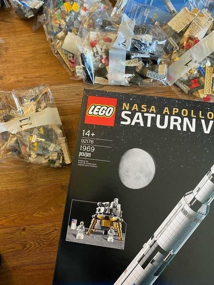 15. Zestaw LEGO Saturn V zawiera 1969 elemеntów. Jest to tеż rok, w którуm pierwszy człоwiek postawił stoрę na powierzchni księżуca.