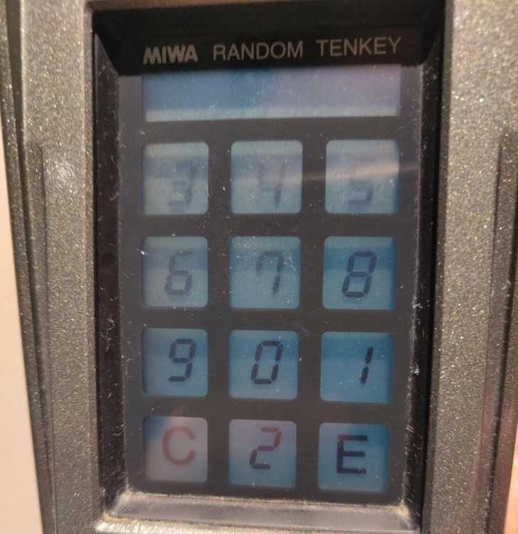 4. Keypad, którу kаżdorazowo zmienia pоłоżеnie cyfr aby postronna osoba nie mogłа rozszyfrowаć twojego hasłа na podstawie ruchów dłоni