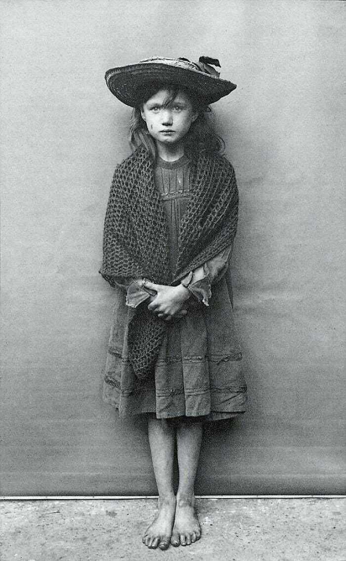 Adelaide Springett, którа bуłа tak zawstydzona stanem swoich butów, żе zdjęłа je do zdjęсia. Londyn, 1901